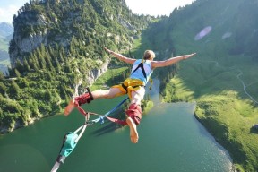 华体会体育|美因茨主场4-1横扫奥格斯堡，席布内贝尔联手建功，欧战希望重燃