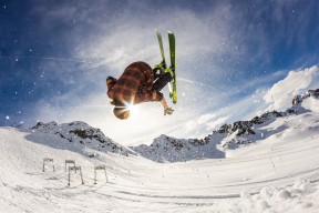 【华体会网站】早报聚焦，男足顽强逼平日本队，诠释挨打不落后精神