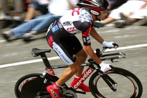 华体会网站-科林斯鲁莽冲撞导致伦纳德膝盖受伤，快船管理层决定将其列入交易市场