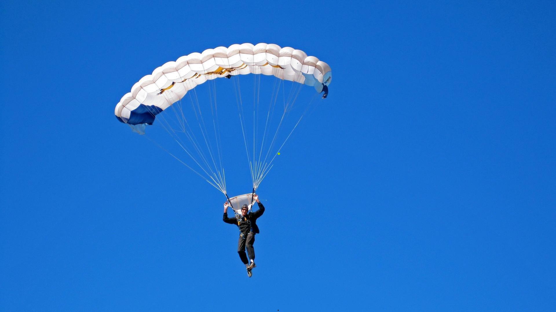 EDG 强势锁定出线名额 小组头名资格在握