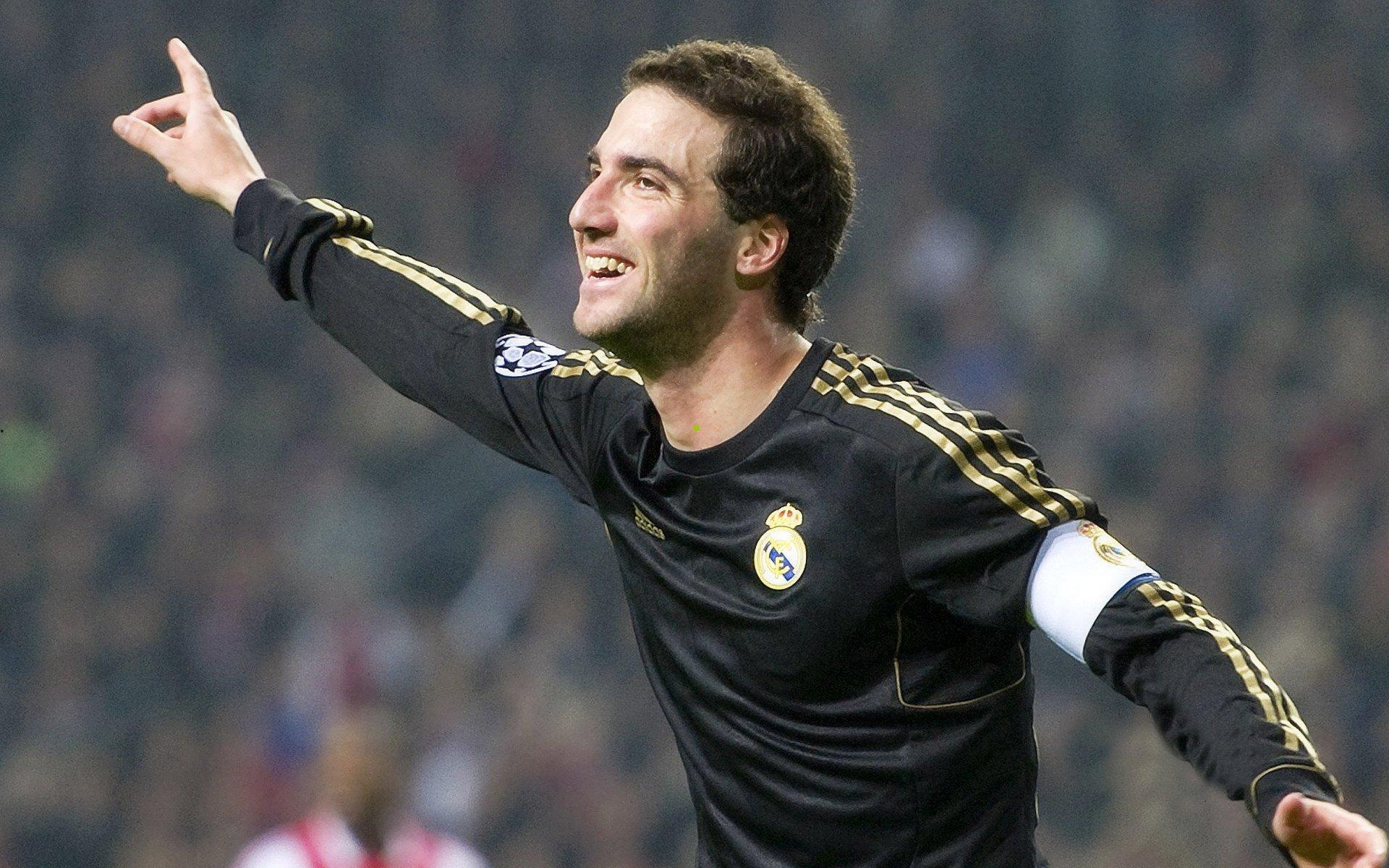 曼联对阵埃弗顿，姆伯莫与齐尔克泽组成新攻击线，B费首发登场利马替补席待命